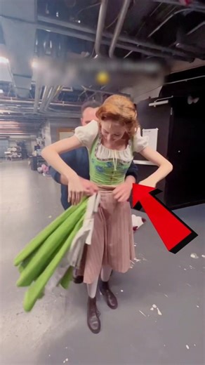 Quick-Change Costume Trick Revealed ! #QuickChangeMagic#LeahKyle#MagicianTricks