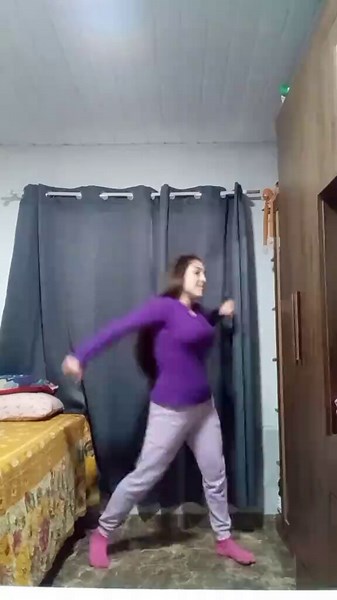 como pode o twitter ser o único lugar onde eu posso postar um vídeo aleatório sem contexto nenhum e outras pessoas me responderem com o mesmo vídeo sem falar nada
