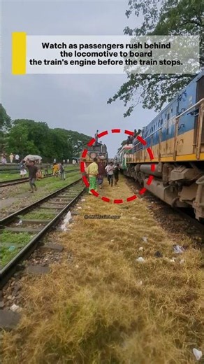 Crazy Rush! Passengers Try to Board Before the Train Stops #RailwaySafety #TrainPassengers