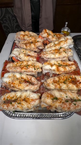 Jumbo West Australian Lobster Tails 📍 Australia 🇦🇺 From the sparkling clean, cold waters off the coast of Western Australia, come these truly gourmet wild rock lobster tails. The meat is rich and flavorful, with a sweet, fluffy tenderness that soaks up a quick dip in clarified butter, whether steamed or grilled. Video: @goldensteerlv Las Vegas | TasteAtlas