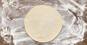 Pâte à pizza à la main