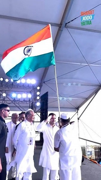 तिरंगा हमारी एकता और विविधता की पहचान है, हमारा स्वाभिमान है। आज, तिरंगे को हाथों में लेकर #BharatJodoYatra का पहला कदम लिया। अभी तो मीलों चलना है, मिलकर अपना भारत जोड़ना है। | Rahul Gandhi