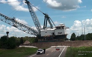 【搬运】步进式拉铲挖掘机‘爬山’穿越公路 Walking Dragline 26