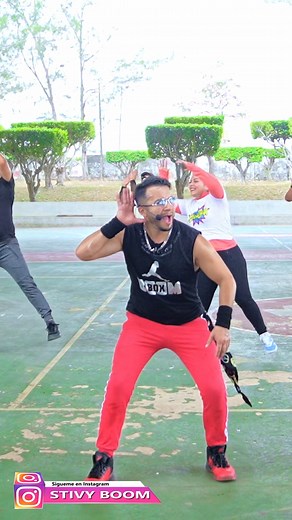 BoomBox on Instagram: "SE MENEA#Cumbia Fitness  Prueba esta rutina de #Zumba y Pierde PESO.  Clase GRATIS en youtube #ZumbaTime #Boombox #CardioFeliz"