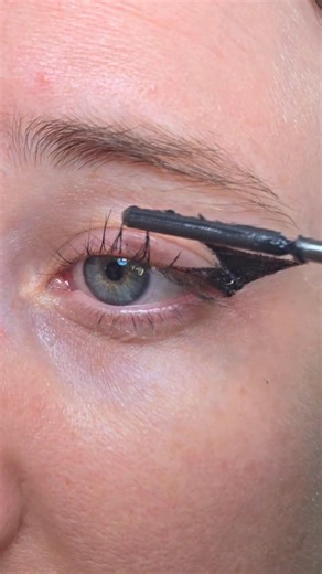 This is how I personally do my base makeup for those asking! #makeup #makeupartist #makeuplover #makeupcommunity #makeupart #eyeliner #hoodedeyes | Yunaluvgames