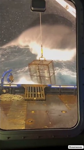 would you stay in this boat during the storm 🤯
