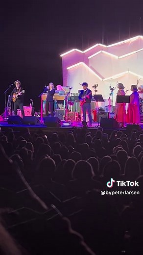 Mandy Moore Performs 'Candy' with Dawes at Concert