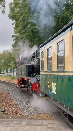Achtung am Gleis 1 - der Rasende Roland fährt ein!🛤️ Auch wenn er seinem Namen mit einer maximalen Geschwindkeit von 30 km/h nicht ganz gerecht wird gehört er zu den coolsten Fortbewegungsmitteln unserer Region.🚂 #ostseebadbaabe #wirsindinsel #aufnachmv #inselrügen #rasenderroland #rügenschebäderbahn #suedostsee | Ostseebad Baabe