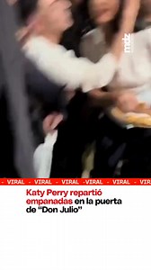 67K views · 3.2K reactions | 寧¡Bien argenta! Katy Perry le regaló empanadas a sus fanáticos que la esperaron afuera del restaurante "Don Julio" #KatyPerry #Viral #Empanadas | MDZ Online | Facebook