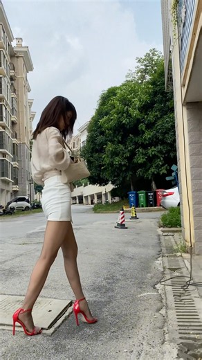 A suit suitable for everyday office wear, paired with coffee-colored tights. Model:丘丘