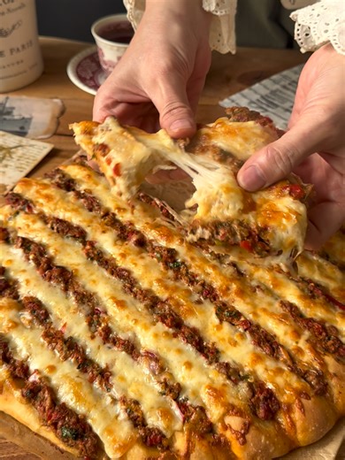 Pide Lahmacun LAHMACUN PIDE Ingredients For the Dough: * 1 cup milk (200 ml) * ½ cup warm water (100 ml) * ¼ cup vegetable oil (50 ml) * 1 packet instant yeast (10 g) * 1 teaspoon sugar * 1 teaspoon salt (8 g) * 5 cups flour (600 g, add gradually and adjust as needed) For the Topping: * 200 g ground beef * 1 medium onion * 1 red kapya pepper * 1 green pepper * ¼ bunch parsley * 2 tablespoons vegetable oil * 1 teaspoon paprika * 1 teaspoon black pepper * 1 teaspoon salt * 1 cup grated kashar chee