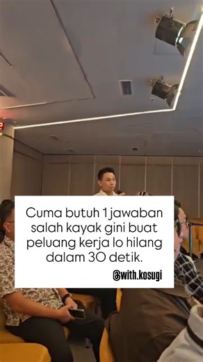 Sugiman, S.Psi., CHt. | Coach Lulus Interview on Instagram: "Pertanyaan ini kedengarannya simpel, tapi justru di sinilah HRD bisa langsung nilai lo punya arah karier yang jelas atau cuma pengen diterima kerja aja. Kebanyakan kandidat jawab dengan kalimat aman: “Saya pekerja keras.” “Saya cepat belajar.” “Saya bisa kerja sama tim.” Padahal semua kandidat bisa bilang hal yang sama. Yang HR cari bukan “siapa lo secara umum”, tapi apa nilai yang lo bawa ke meja kerja. 1️⃣ Dari “cerita asal” → ke “ce