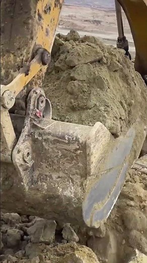 Strong machine with smooth control 💥The Cat 385C never disappoints! #earthmoving #heavyequipment