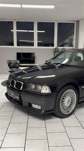 GARAGEblanc - Stefan Schmitt on Instagram: "BMW 323ti Compact Unikat - wenn sich Geld und Geschmack vereinen! Der 3er-Compact der Baureihe E36 war bei seiner Premiere 1994 keinesfalls „Everybodys Darling“ - vielmehr fremdelten viele Kunden mit dem „abgeschnittenen“ Heck im Stil des 02 touring und dem Technik-Mix mit Komponenten aus dem E30. Doch die Kunden waren begeistert, der immer 2-türige Compact war schon als 316i ein „echter“ BMW mit Heckantrieb und knackigem Fahrwerk und somit ein echter 