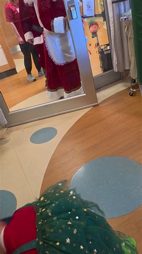 Santa and ms clause came to visit us #myworld #specialneeds #medicalmama #christmasinpatient #holidayseason