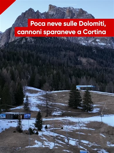 A poco più di un mese dalle Olimpiadi, preoccupa l'assenza di neve naturale sulle Dolomiti. Nelle immagini dal drone da Cortina i pendii sono attraversati da
