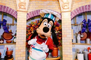 Goofy’s Kitchen at Disneyland Hotel Celebrates the Holidays | Chip and Company