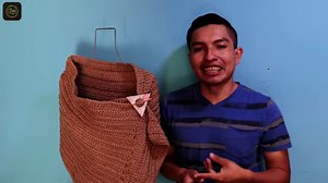 En este tutorial tejer un chal que podremos utilizar como capa o de distintas maneras y todo esto tejuendo masizos en costilla para formar los detalles en relieve | Tejiendo Con Angel