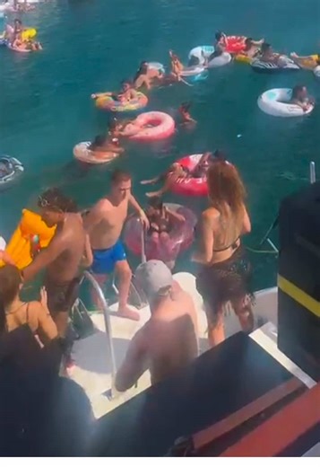 Waarom je mij niet in de zee ziet met fuik • lekker zwemmen in de drolle met ze alle… Veel boten hebben geen wc’s of hebben pomp wc’s dat het de boot uitspoelt😱🙄 #fuik #curacao #iykyk #fy #cura