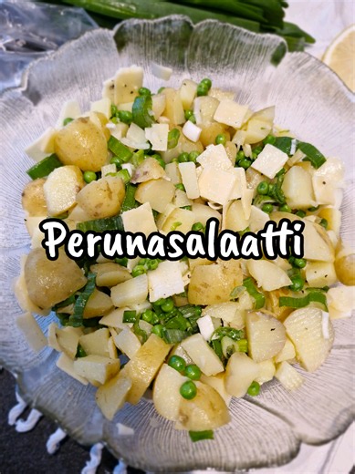 Perunasalaatti 🌼 Tein varhaisperunoista perunasalaattia. Sesongissa olevia nippusipuleita kannattaa käyttää tähän varsineen. Tuoreita herneitä voi myös käyttää tähän pakasteherneiden tilalla 😊 Tarvitset: ▪️1 kg keitettyjä perunoita ▪️1 nippusipuli varsineen ▪️200 g herneitä (mulla pakaste) ▪️100 g Grana Padano juustolastuja tai parmesanlastuja ▪️Mustapippuria ▪️1 rkl oliiviöljyä ▪️1/2-1 sitruunan mehu Keitä ja jäädytä perunat. Pilko kaikki ainekset ja sekoita. #perunasalaatti #resepti #helppor