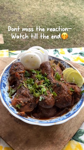 Vanshika♡ on Instagram: "Chickenless Chicken Curry Recipe 🍗🫢 . Ingredients- Soya chunks Boiled potato Red chilly powder Salt Coriander powder Garam masala Ginger garlic paste Corn flour Rice flour . For gravy- Mustard oil or any oil Cumin seeds/jeera Bay leaf/tez patta Red chilly Garam masala Green chilly Onions Salt Tomato’s Ginger garlic paste Kashmiri Lal mirch powder Chicken masala Kasuri methi Ghee Coriander powder Water . Procedure: 1. Boil & grind soya chunks. Mix this wit