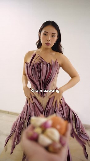 SERLY on Instagram: "GAUN BAWANG buat acara awards?? 勞暈龍 pake dress yg mana nih guys?? 梁"