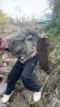 A disabled man fell into a deep pit and was rescued by a kind passerby. #funny