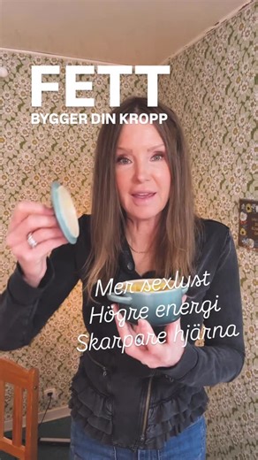 Cecilia Hedström - Lic. PT, Kostrådgivare, Detox- & Fastespec. on Instagram: "Glöm inte att din kropp är byggd av fett och att din hjärna badar i det. Och att kroppen älskar fett! När vi drar ner på det fett svälter vi oss själva, våra hormoner och vår sexlust. Fettet bryts ner till acetyl-CoA som är grundstenen för kolesterol. HAr vi inte det, har vi heller inte råmaterial till testosteron och östrogen. Det är fettet som smörjer våra nervtrådar och ser till att signalerna går fram utan att fas