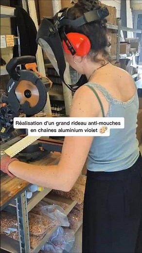 Fabrication d’un grand rideau de porte anti-mouches violet | Rideau chaînette aluminium sur mesure