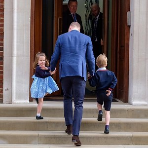 William-Kate: Πώς αντέδρασαν τα μεγαλύτερα παιδιά τους βλέποντας το μωρό; (βίντεο)