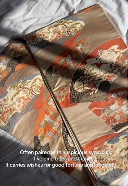 Upcycled from a Japanese silk obi, this bag features Jigami Monyo—a pattern inspired by traditional folding fan paper, symbolizing luck and longevity. ♻️✨ Would you wear this bag? #upcycling #kimono #obi #japan #sustainablefashion