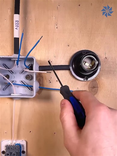 How to connect a 2-way light switch correctly! | Solin Creative