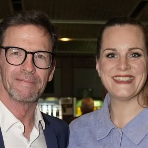 Lise Baastrup havde børnene med: Elin og Laura matchede i pailletkjoler på farmors store dag - News