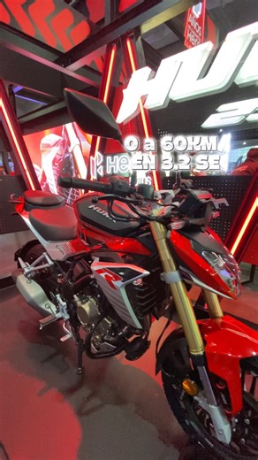 2.2K views · 18 reactions |  Hero Hunk 250R  Una moto que promete superar a todas las 250. La vimos en el SIMM y te traemos el review. ⚙️ Motor 249cc, 4 tiempos, monocilíndrico, 30 HP y 25 Nm de torque ⚡ De 0 a 60 km en 3.2 segundos, hasta 160 km/h  ABS en ambas ruedas + suspensión trasera con 6 modos  Tablero LCD completo con sensor de luz automático  Faro LED adaptativo + mandos iluminados + USB  ¿Listo para lo que viene? | Motometa | Facebook