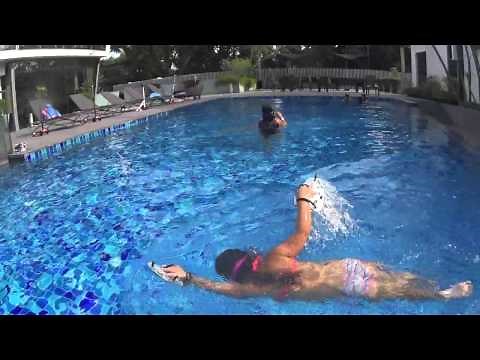 AMAZING little girl can Swim Freestyle at 4 Years old!