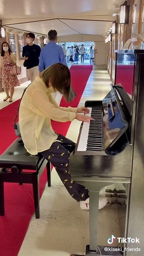 カリブの海賊ピアノ演奏: 演奏者のカッコいいパフォーマンスを見てみよう！