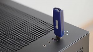 Man plugging and unplugging a USB flash drive | Premium Stock Video Footage