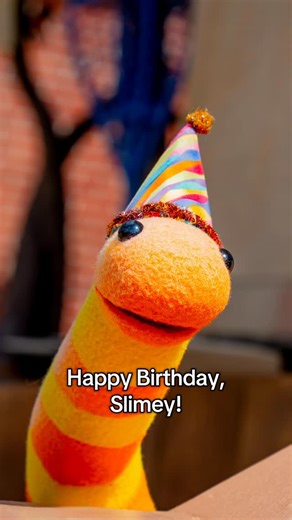 Sesame Place Philadelphia on Instagram: "Happy birthday to our smallest friend who’s ‘wormed’ 🐛 his way into all our hearts, Slimey! Join us in wishing him a happy birthday by doing the ’🪱’ in the comments! 🎂🎉"