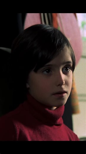 | misclipsdecine | on Instagram: "Cría Cuervos… | 1976 Carlos Saura escribe y dirige en solitario esta maravilla que ya forma parte del cine de culto. Un film oscuro y tierno plagado de simbolismo y juegos de espejos. Podemos ver al propio Saura reflejado en algunas partes de la historia, hablando de la difícil y dolorosa infancia, una madre pianista y una abuela escuchando coplas mientras mira las fotografías. La importancia de la memoria, los sueños y los deseos más oscuros, y una niña brillan