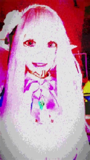 Emilia Cosplay từ Re:Zero Đầy Cuốn Hút