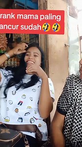 1.9M views · 10K reactions | Prank mama sampe dapa kadeluk藍藍藍藍藍 #fypfbpro #prankmama #komedi #hiburan #everyone | Heny Manu Pah | Facebook