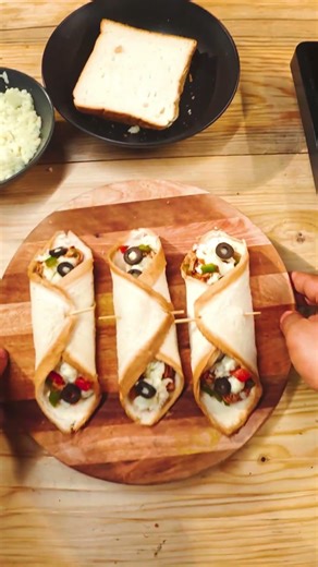 Today we make Bread Pizza Rolls 😋 - Recipe - ARY Minute Munchies