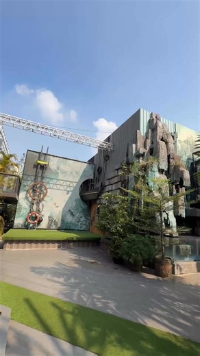 Very popular rooftop with awesome city views; ideal for dates and special events | Sky Lounge