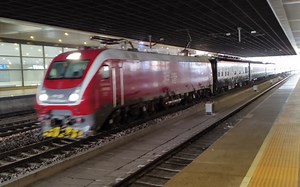 达速系列 T102次达速通过杭州东站