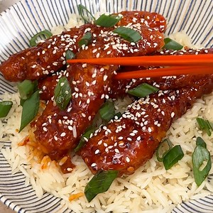 Crispy, saucy and packed with flavour, these Korean chicken tenders are next-level delicious! 🍗 Made using Best Buy Breaded Chicken Strips, they're tossed in a sweet and spicy glaze for the perfect balance of crunch and heat. 🔥😋 Will you be trying this at home? Find the full recipe below. Ingredients: 3 tbsp soy sauce 3 tbsp gochujang 3 tbsp brown sugar 2 tbsp honey 1 tbsp sesame oil 1 tsp garlic, minced 1 tsp ginger, minced ½ tsp red chili flakes 1 tsp sesame seeds, to garnish 2 tbsp chopped