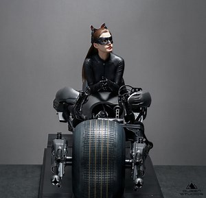 Catwoman (Anne Hathaway) on Batpod 1/3 Scale Statue
