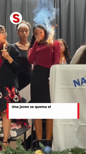 SIN CODIGO on Instagram: "🎥 Una joven se quemó el pelo durante una presentación y sorprendió por su rápida reacción Un insólito momento ocurrido durante una presentación escolar se volvió viral en redes sociales luego de que una joven se prendiera fuego el pelo de manera accidental al acercarse a una vela sobre el escenario. Lejos de entrar en pánico, la estudiante reaccionó con gran rapidez, apagó las llamas y continuó con la presentación sin interrumpirla. El episodio quedó registrado en vide