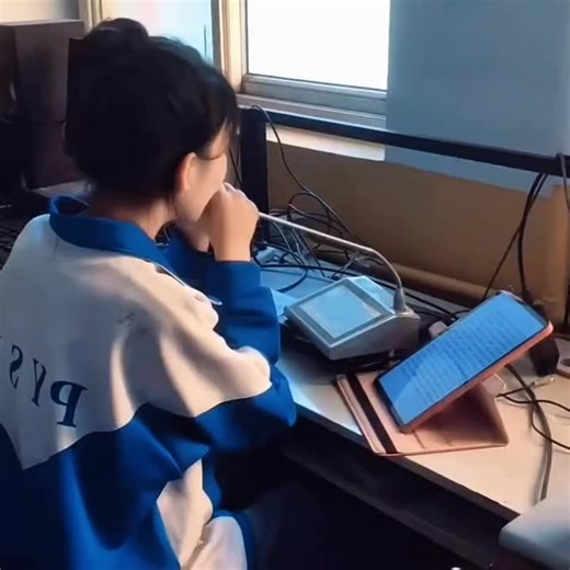 🇨🇳 英语老师与相恋5年的体育老师分手，难受至极在广播室唱歌缓解心情一首《熬过冬天就到春天》忘记关麦。 🇬🇧 An English teacher broke up with a PE teacher after 5 years together; feeling extremely distressed, she sang „Surviving Winter to Reach Spring“ in the radio room to soothe her mood, forgetting to turn off the microphone. 🇨🇳「音乐是人类灵魂的避难所。」 —— 罗曼·罗兰 🇬🇧 „Music is a refuge for the human soul.“ —— Romain Rolland 🇨🇳 类似案例: 🇬🇧 Similar cases: 🇨🇳 一名失恋的大学生在操场上独自弹吉他唱歌，清澈而忧伤的歌声吸引了无数路人驻足，大家纷纷打开手机闪光灯为他加油。 🇬🇧 A heartbroken college student pla