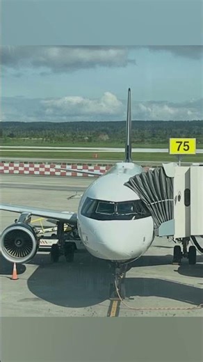 Air Canada Airbus a320 park at gate 75 in San Francisco international airport