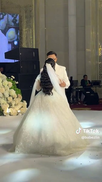 Stunning White Wedding Looks for Modern Brides